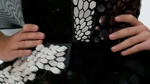 لباسی که با احساسات شما رنگ عوض می کند