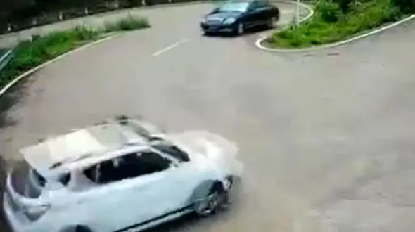 دردسر رها شدن ماشین پارک شده در سرازیری + فیلم