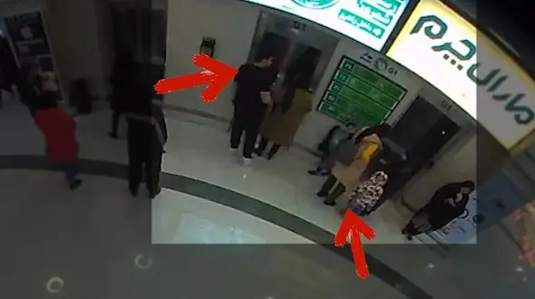 فیلم لحظه کتک خوردن یک زن در مگامال اکباتان تهران !  / پسر 6 ساله  شاهد کتک خوردن مادرش بود!