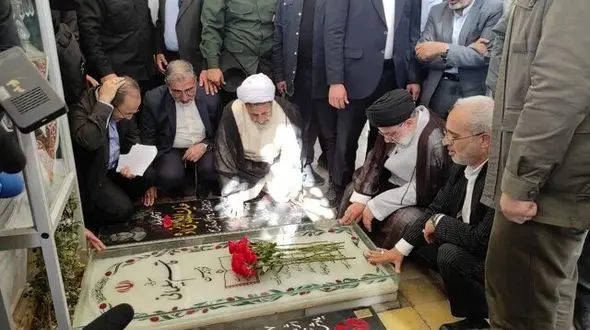 ادای احترام رئیس‌جمهور به مقام شهید حاج قاسم سلیمانی