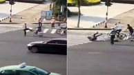 درگیری به خاطر لگد افسر پلیس به یک دوچرخه سوار در خیابان شلوغ +فیلم