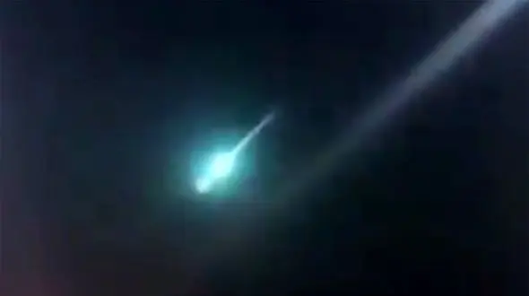 ببینید / تصاویری دیدنی از سقوط و انفجار شهاب سنگ در آسمان ترکیه