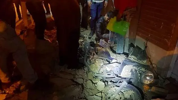 زنده به گور شدن یک موتورسوار در خانه قدیمی مولوی + عکس