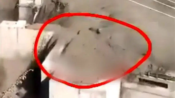  فیلم لحظه فرار بی تاثیر چند انسان از سیل ویرانگر /  سد شکست و 32 تن را کشت