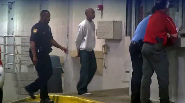 آزادسازی 13 گروگان بانک/ سرقت مسلحانه ناموفق جوان احمق +فیلم و عکس