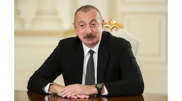 عکس بد حجابی همسر الهام علی‌اف در یک مسجد / مهربان علیوا با دامن بود!