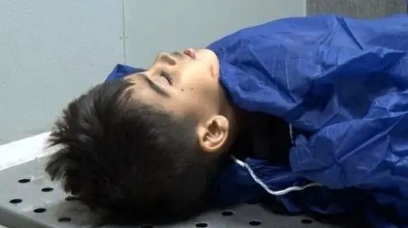 تصویری تلخ از پیکر بی جان طاها کوچولو قربانی حادثه تروریستی اهواز 