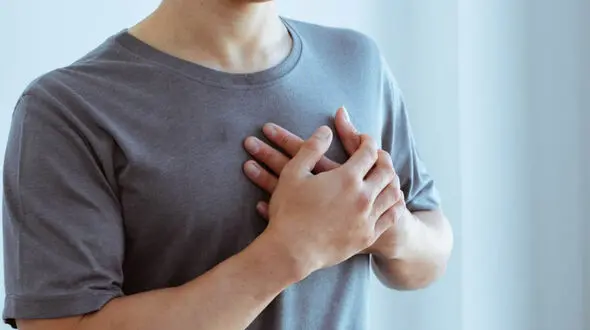 سوزش سینه و نوک سینه؛ دلایل، علائم و راه‌های درمان