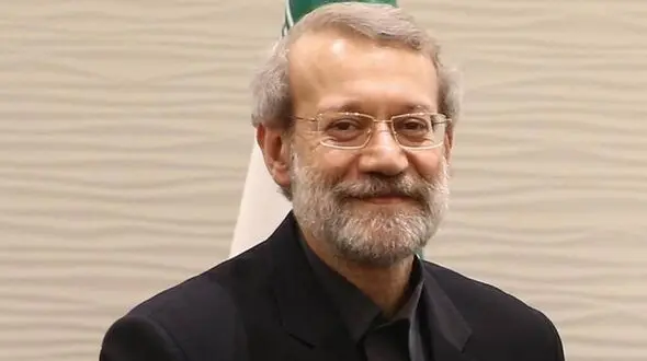 عکس ها / نگاهی به چیدمان ساده و شیک خانه شهید علی لاریجانی / از فرش های قرمز تا مبلمان مدرن با پرده های سفید طلایی طاووسی و بوفه چوب روسی