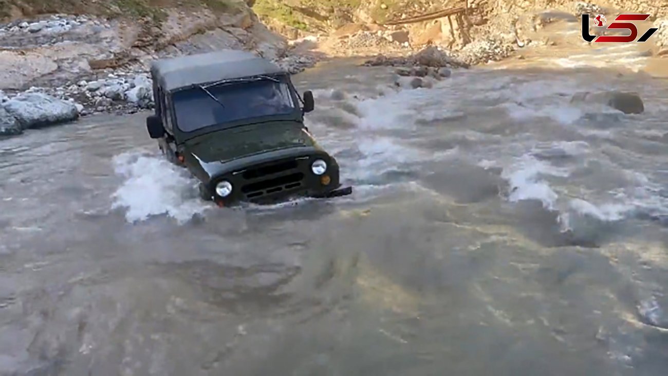 دردسر خاموش شدن خودروی جیپ وسط رودخانه‌ خروشان + فیلم و عکس