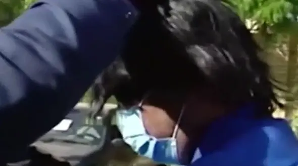 سرقت مسلحانه پسر تهرانی از خواهرش /کلاه گیس را که برداشت خواهر و پدرش غش کردند+ فیلم