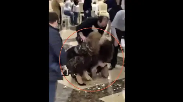 کتک کاری شدید 2 دختر جوان در جشن عروسی / عروس دعوا راه انداخت ! + عکس