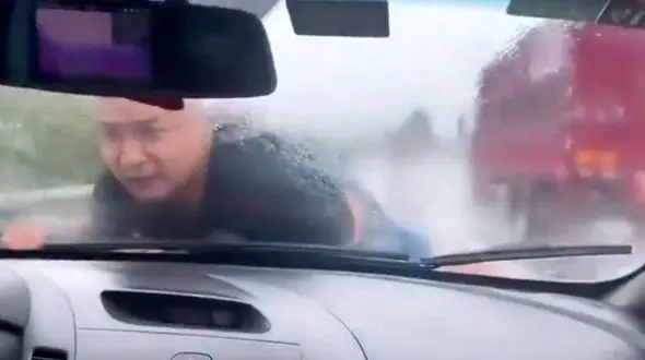 فیلم عجیب از  آویزان شدن مردی از خودرو زن سابقش در بزرگراه + فیلم