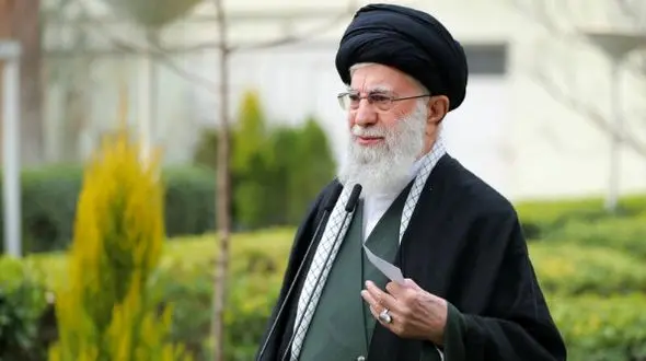 خونسردی و آرامش حیرت‌آوره رهبر معظم انقلاب در لحظات حساسِ اتاق جنگ؛ رهبری که طوفان‌ها را آرام می‌کند+ عکس