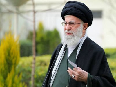 رهبری انقلاب : "همسرم هرگز از من درخواست خرید لباس نکرده؛ ایشان حتی یک انگشتر معمولی هم ندارد؛ مقداری زیورآلات داشت که از خانه پدری آورده بود که همه آنها را..." /  تمجید رهبری از زهد و پارسایی همسرشان