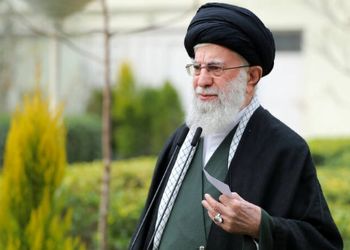 قبایی با دکمه‌های متفاوت و عبایی نخ‌نما؛ روایت‌هایی ناب از ساده‌زیستی رهبر انقلاب +تصاویر دیده‌نشده