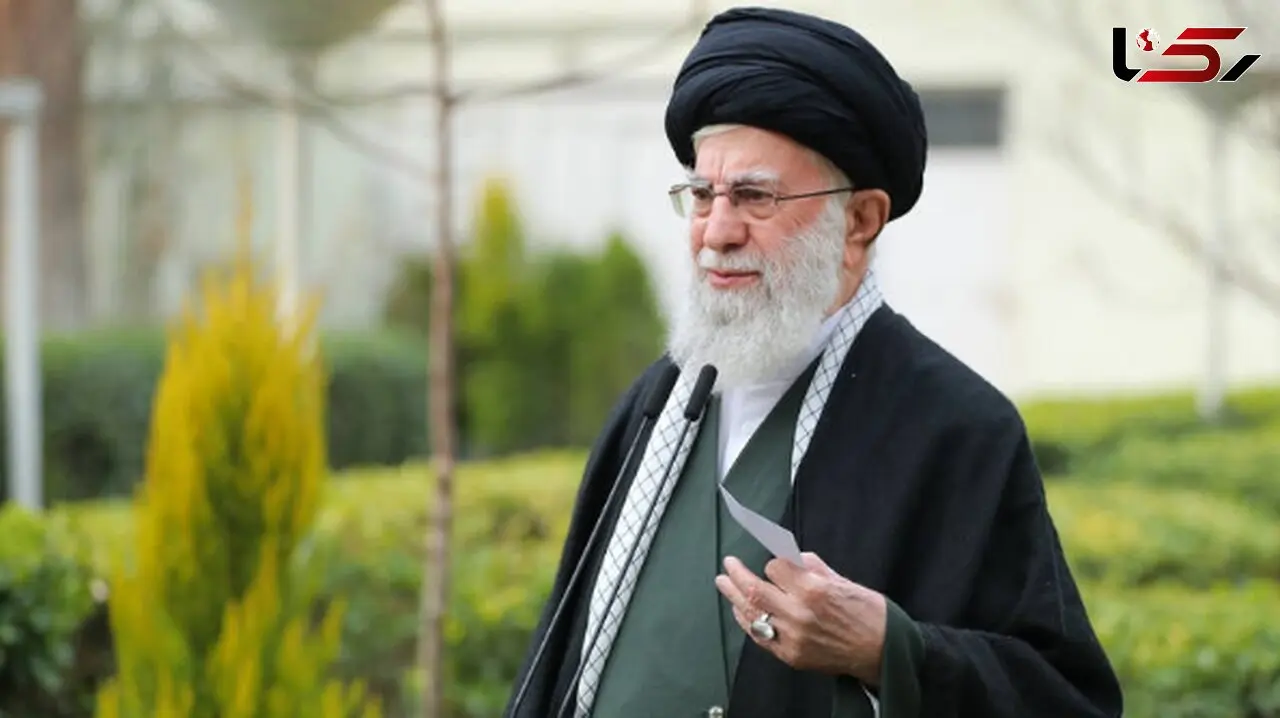 رهبری انقلاب : « همسرم هرگز از من درخواست خرید لباس نکرده؛ ایشان حتی یک انگشتر معمولی هم ندارد؛ مقداری زیورآلات داشت که از خانه پدری آورده بود که همه آنها را... » /  تمجید رهبری از زهد و پارسایی همسرشان