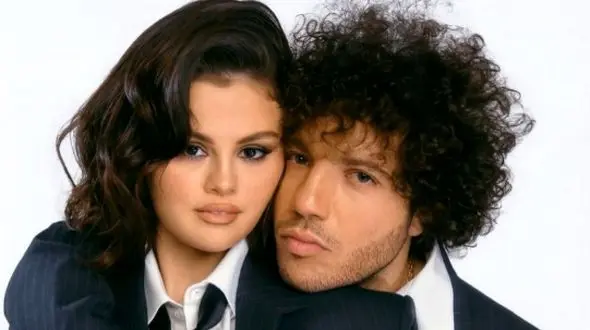 نگاهی به چیدمان ایرانی و شاهانه و مجلل قصر «بنی بلانکو» همسر موزیسین تازه عروس هالیوود «سلنا گومز»/ فرش های اصیل ایرانی و نقوش برجسته فرش حتی روی مبلمان