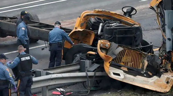 ۴۵کشته و زخمی در تصادف اتوبوس دانش‌آموزان با کامیون +عکس