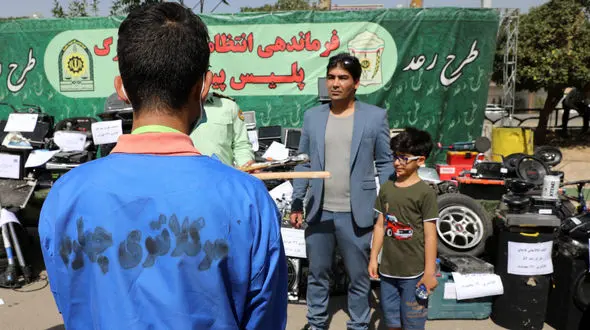 زورگیری وحشت آور از مرد تهرانی جلوی چشمان پسرش / سارقان شمشیر سامورایی و گرز داشتند + فیلم گفتگو