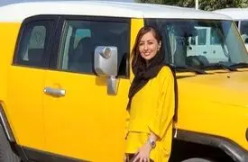 فیلم/ ذوق نفیسه روشن از دیدن امکانات ماشین میلیاردی و فوق لوکس در دبی/  ولی انصافا عجب زرد خوش رنگی