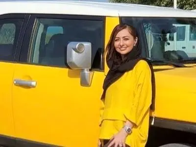 فیلم/ ذوق نفیسه روشن از دیدن امکانات ماشین میلیاردی و فوق لوکس در دبی/  ولی انصافا عجب زرد خوش رنگی