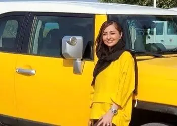 فیلم/ ذوق نفیسه روشن از دیدن امکانات ماشین میلیاردی و فوق لوکس در دبی/  ولی انصافا عجب زرد خوش رنگی