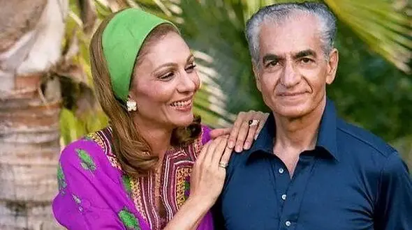 عکس سفر در زمان / «دست بوسی از  شاه پهلوی و فرح در کاخ نیاوران» / دهه 40