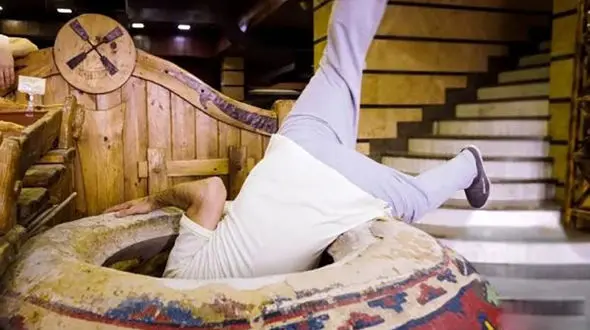 حرکات عجیب نمایشی یک نانوا هنگام پخت نان + عکس