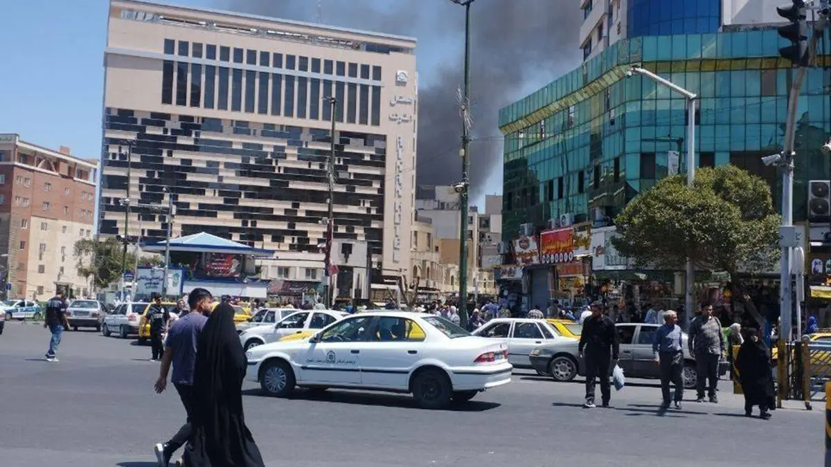 فیلم آتش سوزی یک ساختمان در مشهد / آتش نشانان در حال اطفای حریق هستند