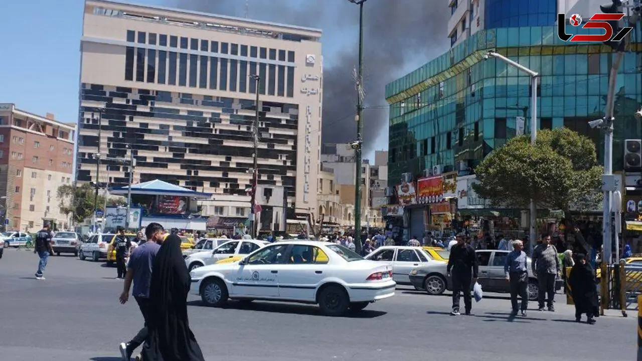 فیلم آتش سوزی یک ساختمان در مشهد / آتش نشانان در حال اطفای حریق هستند