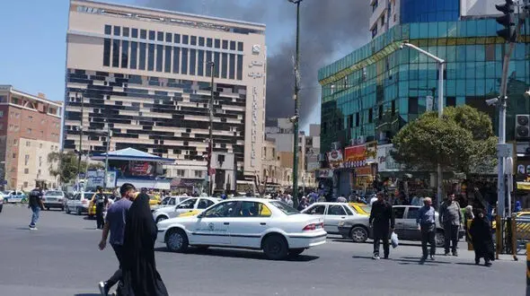 فیلم آتش سوزی یک ساختمان در مشهد / آتش نشانان در حال اطفای حریق هستند