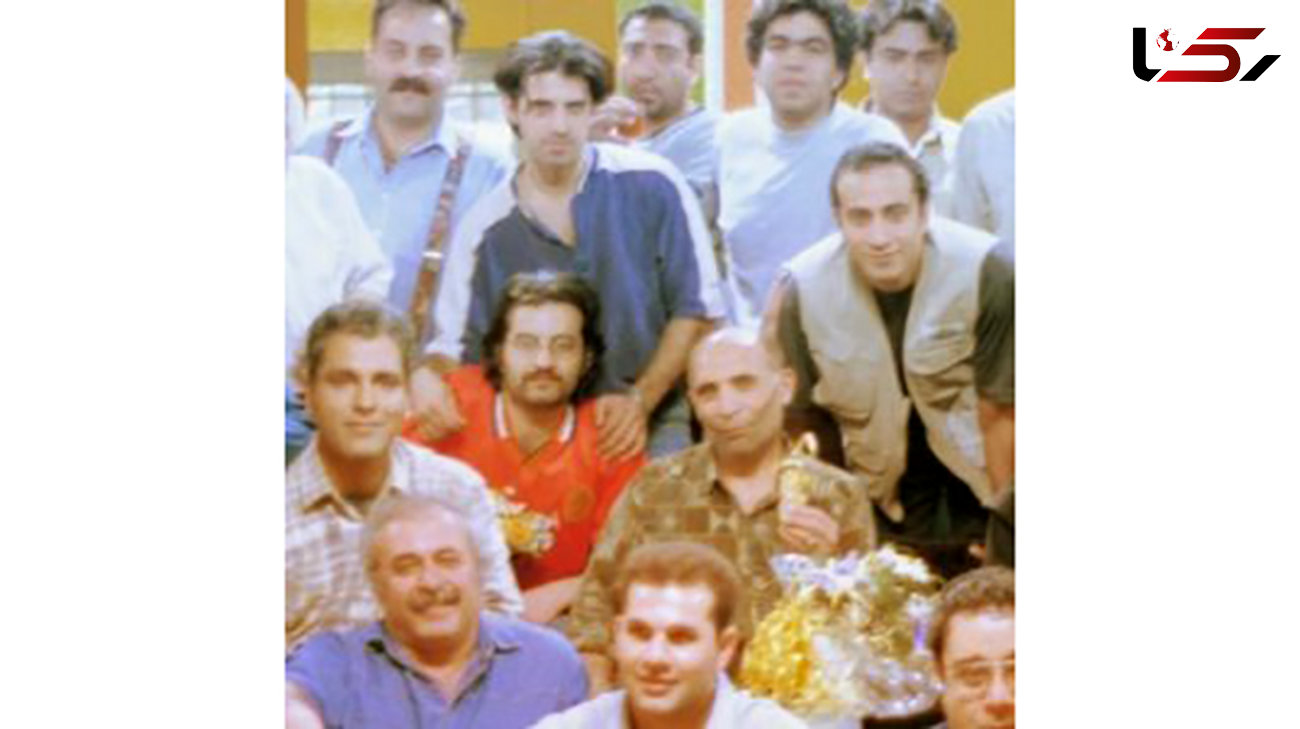 عکسی قدیمی از عارف لرستانی در کنار دوستان سینمایی اش 