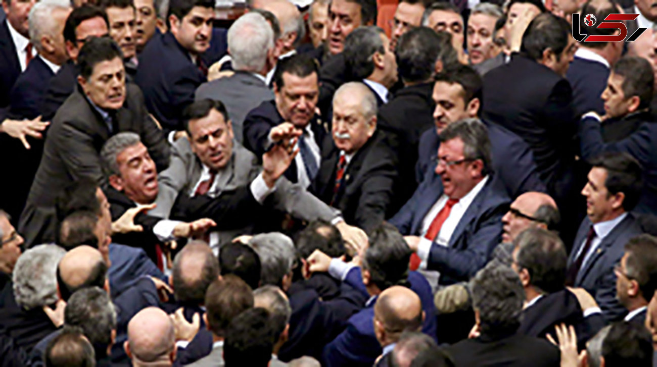 درگیری فیزیکی نمایندگان مجلس ترکیه بر سر عملیات عفرین + عکس