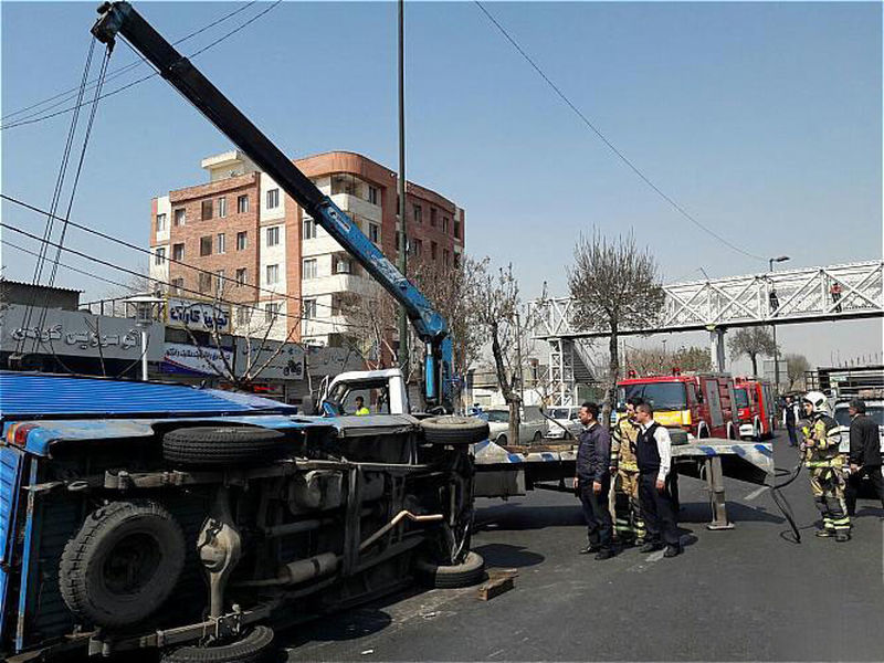 واژگونی وانت نیسان حامل بار نوشابه در خیابان رجایی 