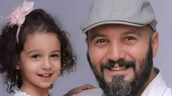 کامبیز دیرباز: به خانومم گفتم اگه بچه‌مون پسر شد توی بیمارستان وقتی تو بیهوشی میرم با یه دختر عوضش می‌کنم+فیلم