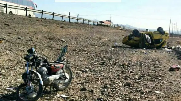 تصادف عجیب موتور سیکلت با تاکسی سمند در جاده مشهد +عکس
