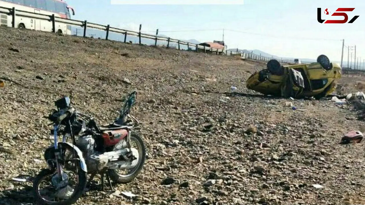 تصادف عجیب موتور سیکلت با تاکسی سمند در جاده مشهد +عکس