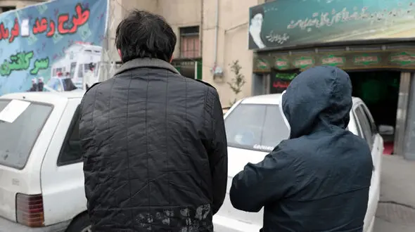 جاماندن خودروی تبهکاران در محل جرم دردسرساز شد