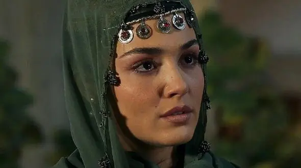 عمرا هانده ارچل را با روسری دیده باشید؛ چهره شیرین و دوست داشتنی بازیگر مشهور ترک جذاب‌تر از همیشه شد!