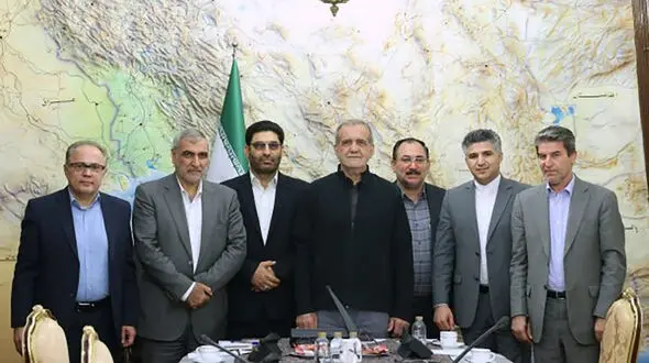 مجلس روزی تاریخی برای نظام جمهوری اسلامی ایران خلق کرد/ نمایندگان دست یاری دولت برای ایجاد وفاق ملی را به گرمی فشردند 