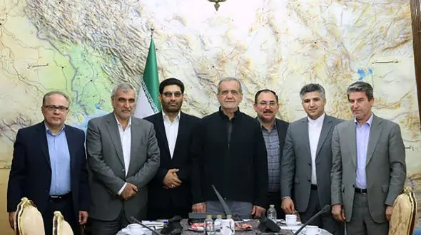 مجلس روزی تاریخی برای نظام جمهوری اسلامی ایران خلق کرد/ نمایندگان دست یاری دولت برای ایجاد وفاق ملی را به گرمی فشردند 