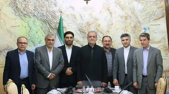 مجلس روزی تاریخی برای نظام جمهوری اسلامی ایران خلق کرد/ نمایندگان دست یاری دولت برای ایجاد وفاق ملی را به گرمی فشردند 