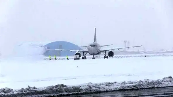 آخرین وضعیت پروازهای ۲ فرودگاه پایتخت در نخستین برف پاییزی + جزئیات