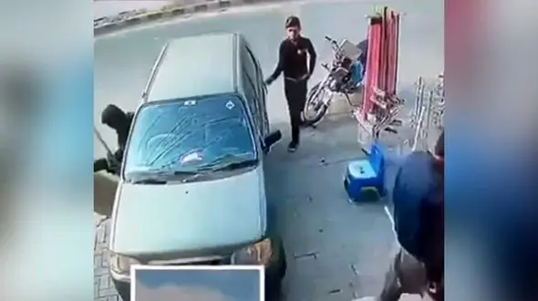 فیلم عجیب ترین شگرد سرقت از خودرو در یک قدمی صاحبش!