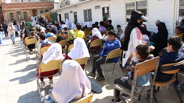 در این گوشه تهران کودکان کار هر غذایی دوست دارند می پزند و می خورند + فیلم