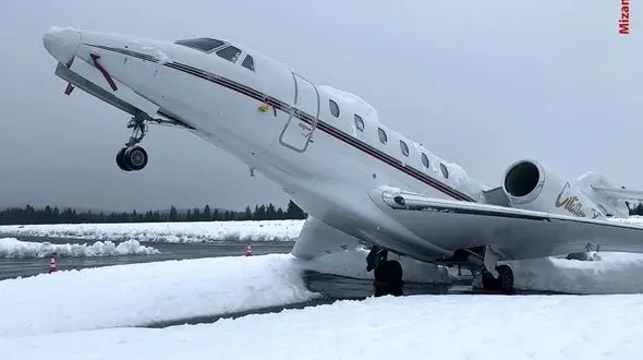 
سنگینی برف بر روی بال، هواپیما را به پایین کشید+عکس
