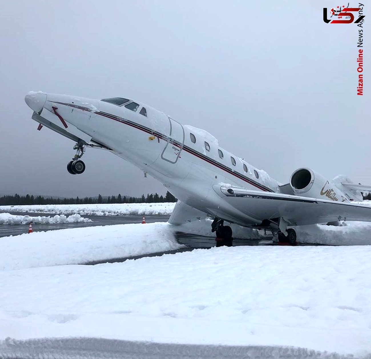 
سنگینی برف بر روی بال، هواپیما را به پایین کشید+عکس
