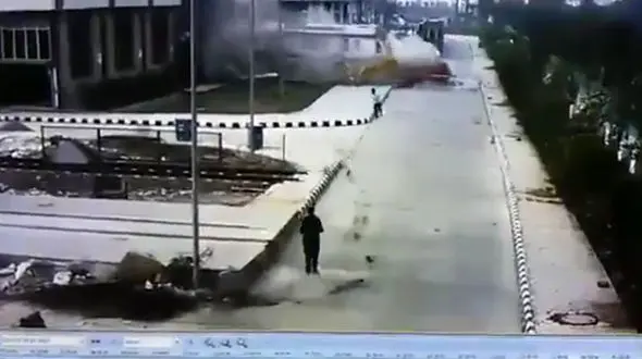 لحظه برخورد قطار بدون راننده با دیوار کارخانه! /خونسردی عجیب یک مرد+ فیلم دیدنی