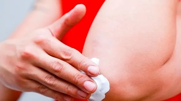 کیسه و سنگ پا بهترین ابزار برای رفع تیرگی زانو و آرنج